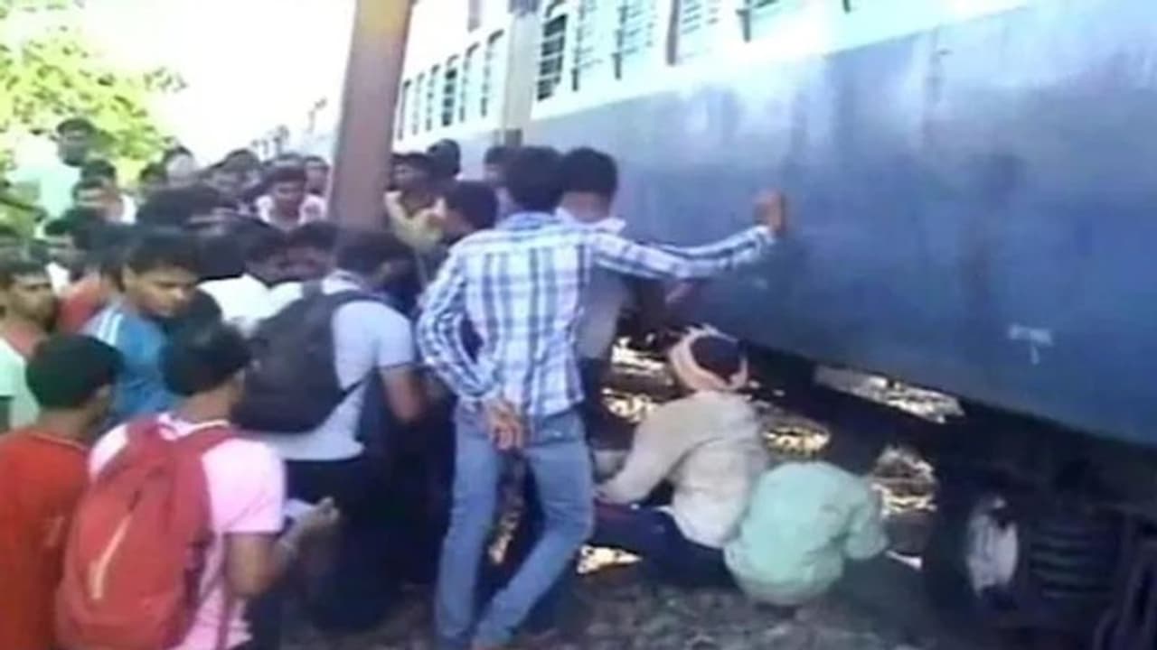 झारखंड में फुल स्पीड में दौड़ रही थी ट्रेन, तभी इंजन में फंस गया युवक, चाहकर भी ड्राइवर ने नहीं लगाया ब्रेक