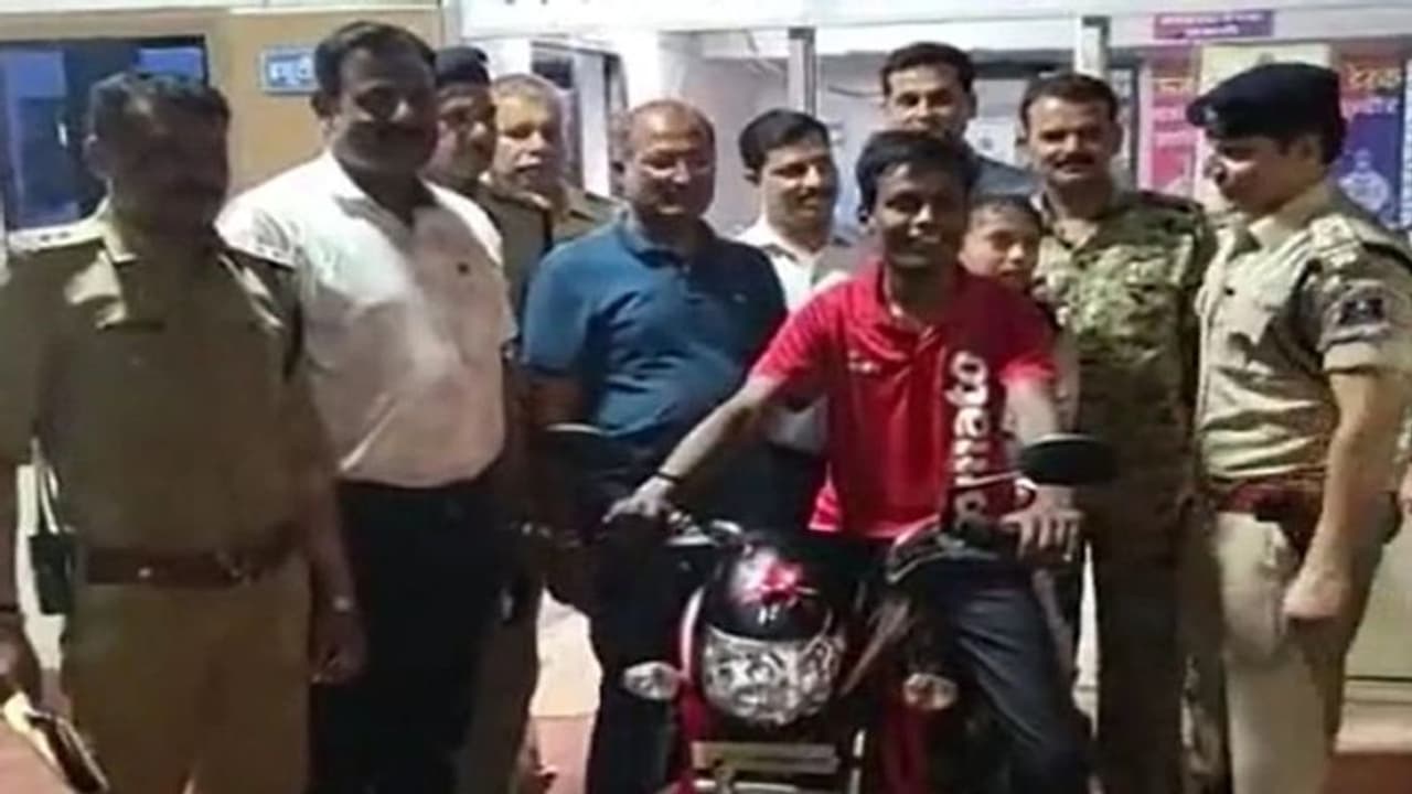 फूड डिलिवरी बॉय की इमोशनल कहानी सुन पसीजा इंदौर पुलिस का दिल, अपनी सैलरी से दिला दी नई बाइक फूड डिलिवरी बॉय की इमोशनल कहानी सुन पसीजा इंदौर पुलिस का दिल, अपनी सैलरी से दिला दी नई बाइक