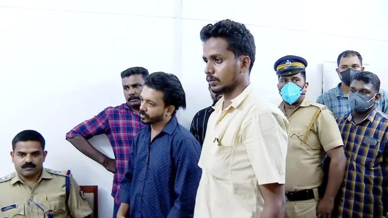 ബൈക്കിലെത്തി മാല പൊട്ടിക്കും, ഇടയ്ക്കിടെ വസ്ത്രം മാറും, ബൈക്ക് യാത്ര കാറിലാക്കും, ഒടുവിൽ പിടിയിൽ ബൈക്കിലെത്തി മാല പൊട്ടിക്കും, ഇടയ്ക്കിടെ വസ്ത്രം മാറും, ബൈക്ക് യാത്ര കാറിലാക്കും, ഒടുവിൽ പിടിയിൽ