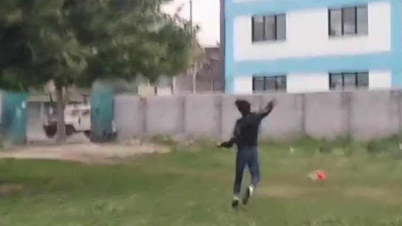 अनंतनाग में ईद की नमाज के बाद CRPF पर पथराव, बडे़ हमले की साजिश रच रहे Let के तीन आतंकवादी अरेस्ट