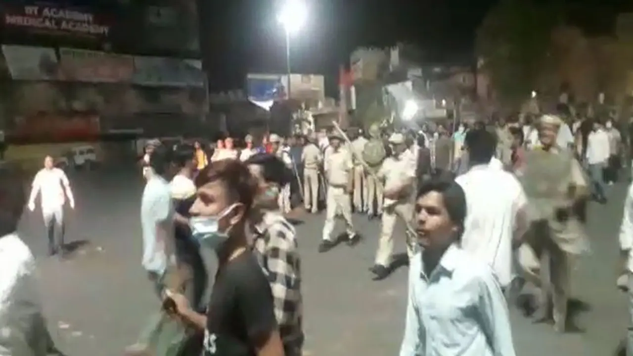 जोधपुर हिंसा : CM अशोक गहलोत की अपील का भी असर नहीं, अब जिंदाबाद के नारे लगे, कई हिरासत में जोधपुर हिंसा : CM अशोक गहलोत की अपील का भी असर नहीं, अब जिंदाबाद के नारे लगे, कई हिरासत में