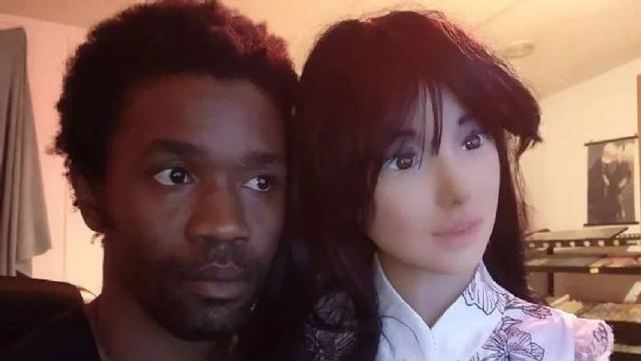 രണ്ട് വർഷമായി പാവയുമായി പ്രണയം, ഏകാന്തത തോന്നാറേയില്ലെന്ന് യുവാവ്