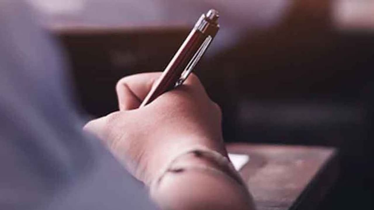 10ம் வகுப்பு தேர்வு எழுதிக்கொண்டிருந்த மாணவி மீது விழுந்த ஃபேன்.. சிறிய காயங்களுடன் உயிர் தப்பினார்.! 10ம் வகுப்பு தேர்வு எழுதிக்கொண்டிருந்த மாணவி மீது விழுந்த ஃபேன்.. சிறிய காயங்களுடன் உயிர் தப்பினார்.!