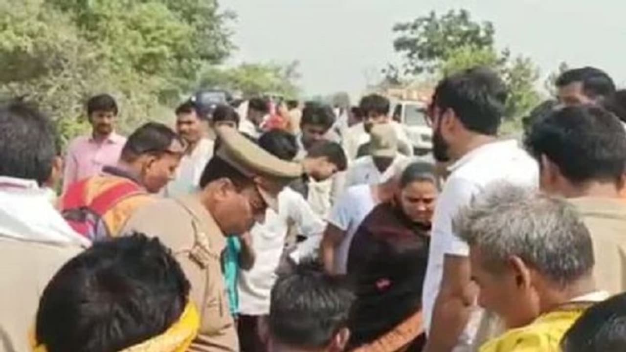 कासगंज में बोलेरो और टैंपो में जोरदार भिड़ंत, हादसे में 7 लोगों की हुई मौत कासगंज में बोलेरो और टैंपो में जोरदार भिड़ंत, हादसे में 7 लोगों की हुई मौत