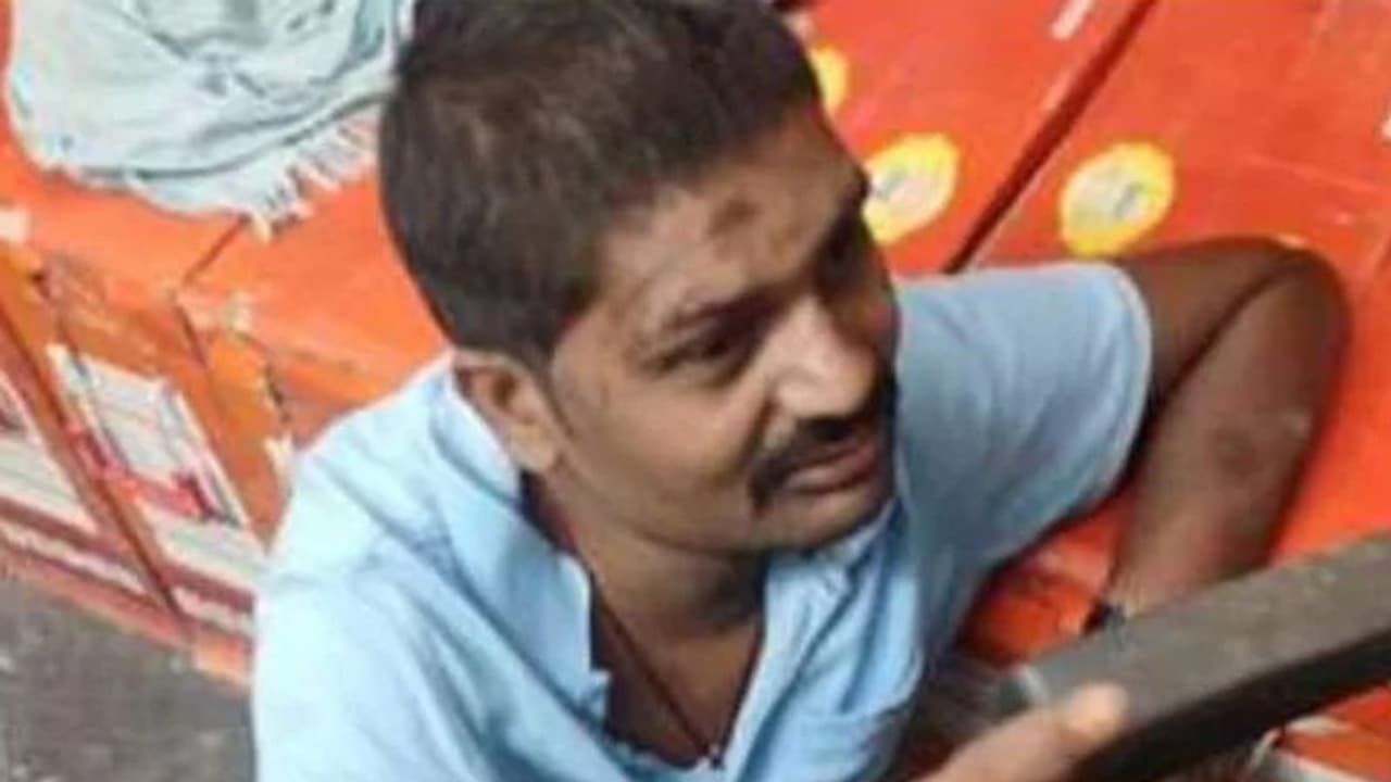 यात्रीगण कृपया ध्यान दें, इसलिए भी लेट होती हैं ट्रेनें, स्टेशन पर गाड़ी छोड़ ठेके पर दारू पीते मिला ड्राइवर यात्रीगण कृपया ध्यान दें, इसलिए भी लेट होती हैं ट्रेनें, स्टेशन पर गाड़ी छोड़ ठेके पर दारू पीते मिला ड्राइवर