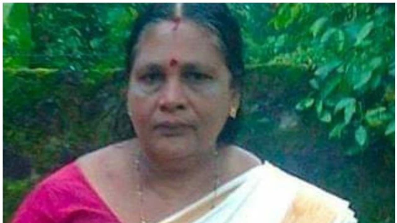 Murder : പത്തനംതിട്ടയില് വീട്ടമ്മയെ ബിയര് കുപ്പികൊണ്ട് കുത്തികൊന്നു; അയൽവാസി കസ്റ്റഡിയിൽ Murder : പത്തനംതിട്ടയില് വീട്ടമ്മയെ ബിയര് കുപ്പികൊണ്ട് കുത്തികൊന്നു; അയൽവാസി കസ്റ്റഡിയിൽ