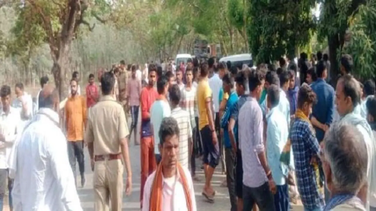 बीच रास्ते में रोककर भाई के सामने ही युवक की हत्या, एक वर्ष पहले ही हुई थी पिता की मौत बीच रास्ते में रोककर भाई के सामने ही युवक की हत्या, एक वर्ष पहले ही हुई थी पिता की मौत