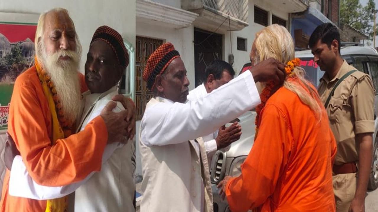 ईद के मौके पर राममंदिर के पुजारी सत्येंद्र दास ने मुस्लिम पक्षकार रहे इकबाल अंसारी को लगाया गले ईद के मौके पर राममंदिर के पुजारी सत्येंद्र दास ने मुस्लिम पक्षकार रहे इकबाल अंसारी को लगाया गले