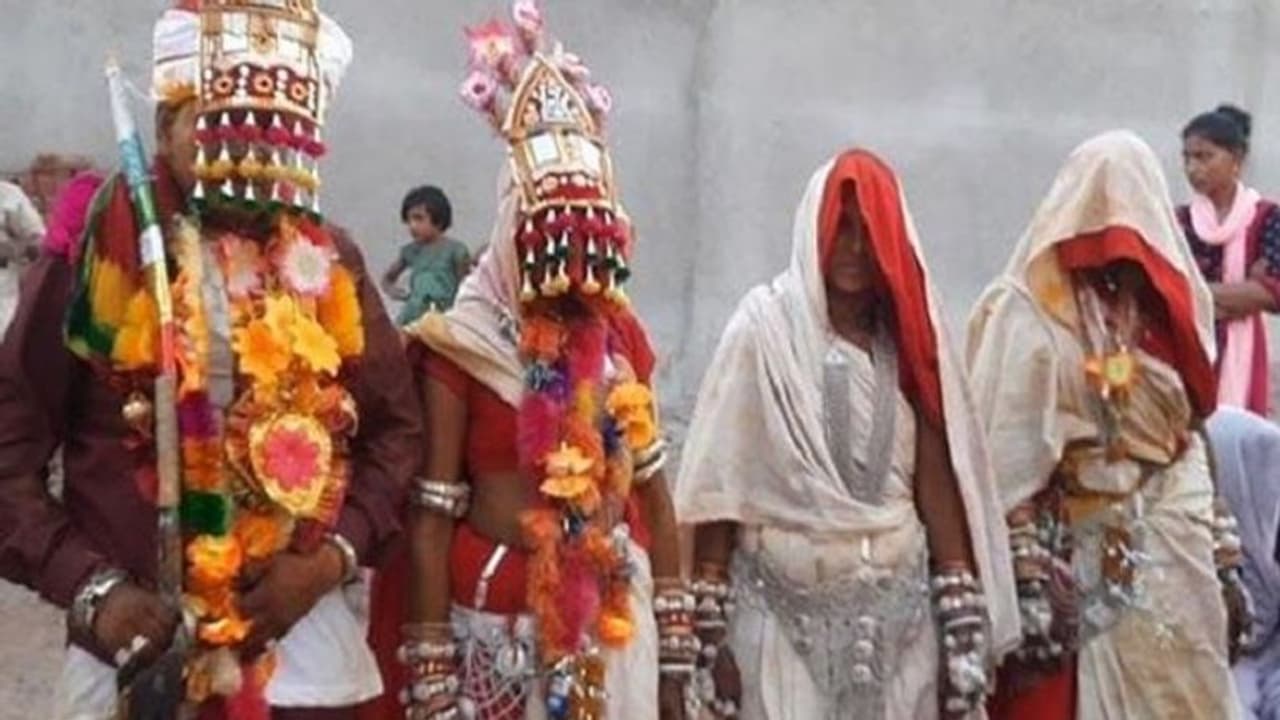 ఇతనో సుడిగాడు.. 42యేళ్ల వయసులో ఓకేసారి ముగ్గురితో వివాహం.. 15 యేళ్లు సహజీవనం, ఆరుగురు పిల్లలు... ఇతనో సుడిగాడు.. 42యేళ్ల వయసులో ఓకేసారి ముగ్గురితో వివాహం.. 15 యేళ్లు సహజీవనం, ఆరుగురు పిల్లలు...