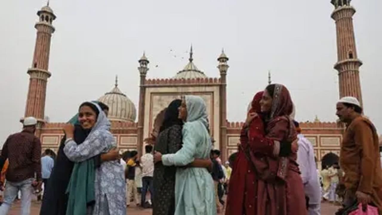 Eid Celebrations: ఢిల్లీ హింసాత్మక ప్రాంతంలో ఈద్ ను కలిసి జరుపుకున్న హిందు ముస్లింలు ! Eid Celebrations: ఢిల్లీ హింసాత్మక ప్రాంతంలో ఈద్ ను కలిసి జరుపుకున్న హిందు ముస్లింలు !
