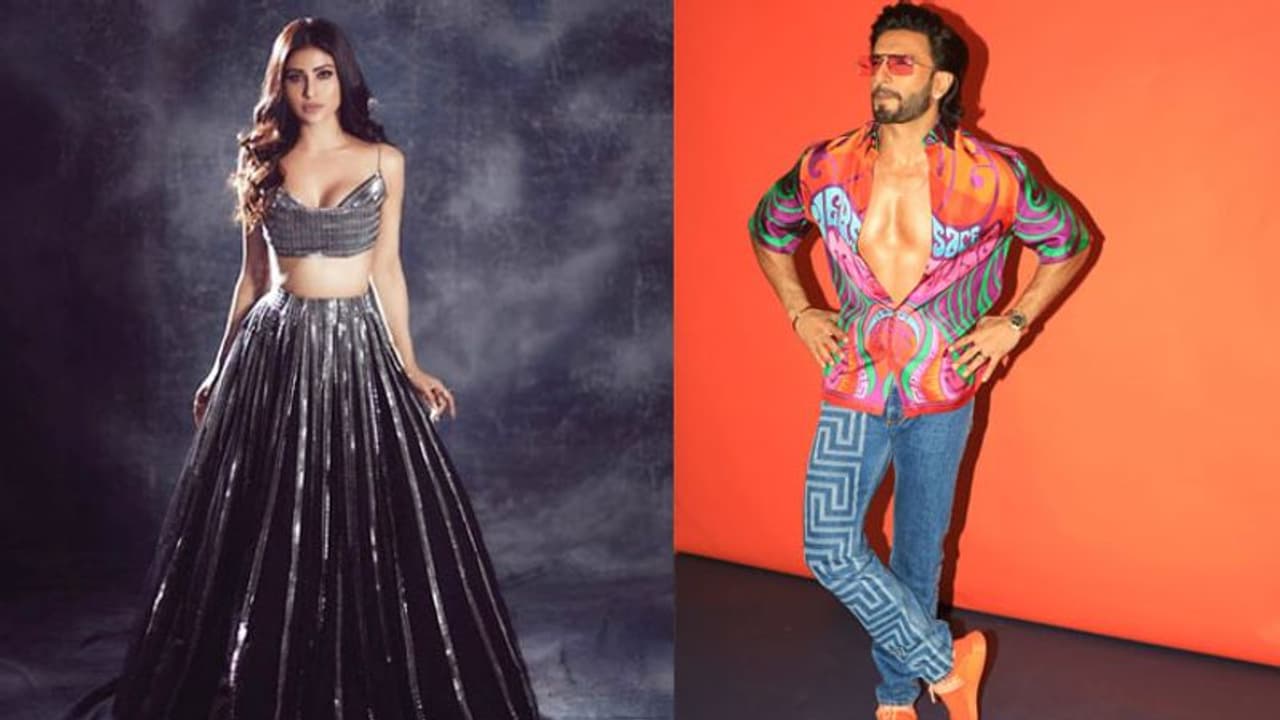 मौनी रॉय की ग्लैमरस लुक देख रणवीर सिंह के छूटे पसीने, बोले कुछ तो रहम करो, देखें Video मौनी रॉय की ग्लैमरस लुक देख रणवीर सिंह के छूटे पसीने, बोले कुछ तो रहम करो, देखें Video