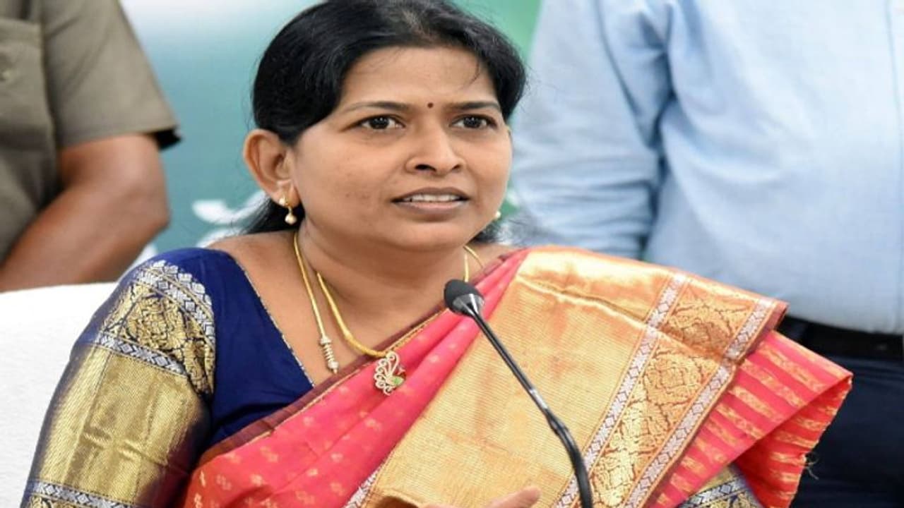 ఆ వీడియోను ల్యాబ్కు పంపాం.. మార్ఫింగ్ కాదని తేలితే మాధవ్పై చర్యలు : తానేటి వనిత ఆ వీడియోను ల్యాబ్కు పంపాం.. మార్ఫింగ్ కాదని తేలితే మాధవ్పై చర్యలు : తానేటి వనిత