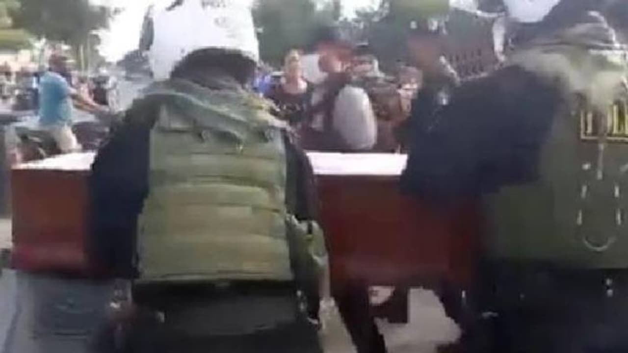 സംസ്കാരത്തിന് തൊട്ടുമുമ്പ് സ്വന്തം ശവപ്പെട്ടിയില് മുട്ടിവിളിച്ച് സ്ത്രീ, ഞെട്ടിപ്പകച്ച് ആളുകള്... സംസ്കാരത്തിന് തൊട്ടുമുമ്പ് സ്വന്തം ശവപ്പെട്ടിയില് മുട്ടിവിളിച്ച് സ്ത്രീ, ഞെട്ടിപ്പകച്ച് ആളുകള്...