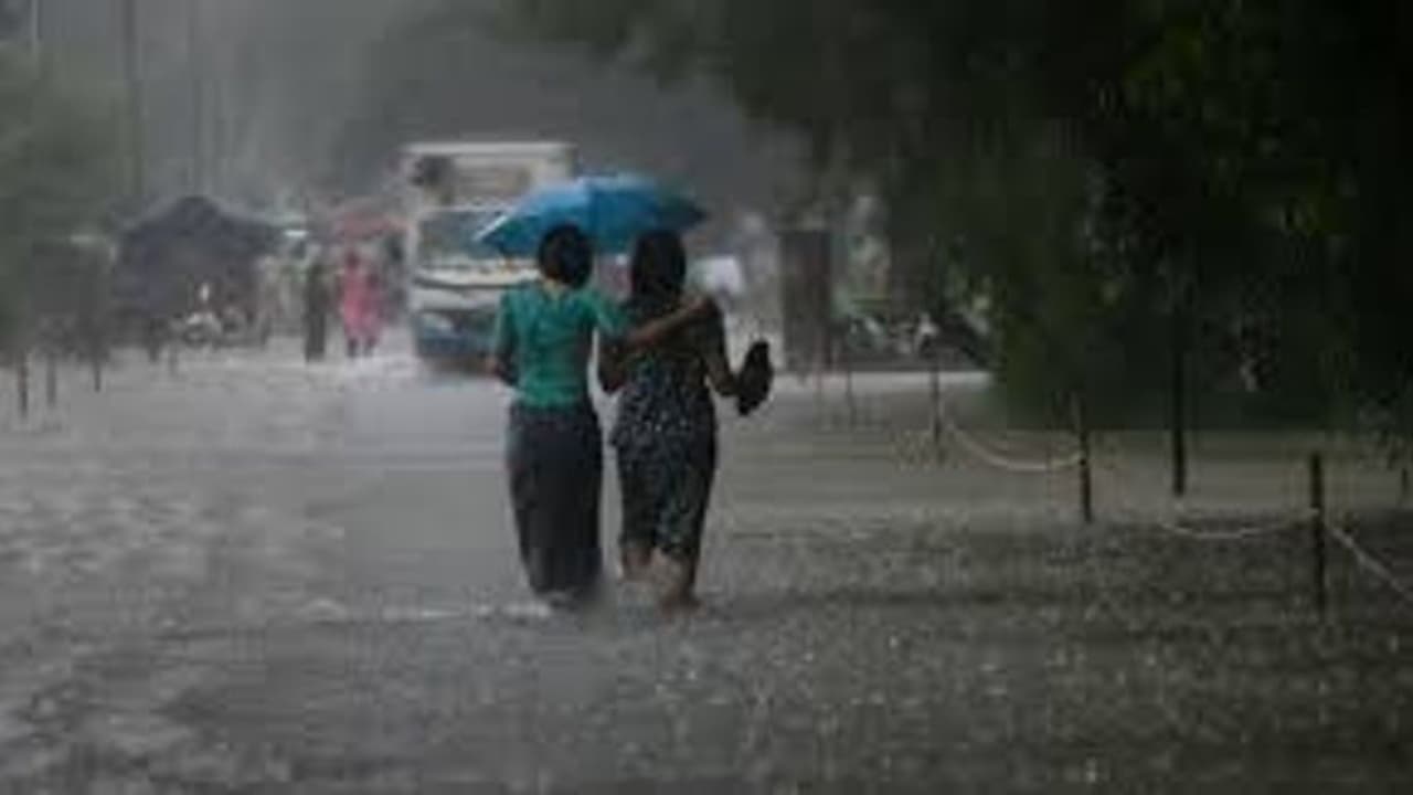 കേരളത്തിൽ ഇന്നും തീവ്രമഴ മുന്നറിയിപ്പ്, വടക്കൻ ജില്ലകളിൽ ശക്തമാകും; നാല് ജില്ലകളിൽ ഓറഞ്ച് അലർട്ട്