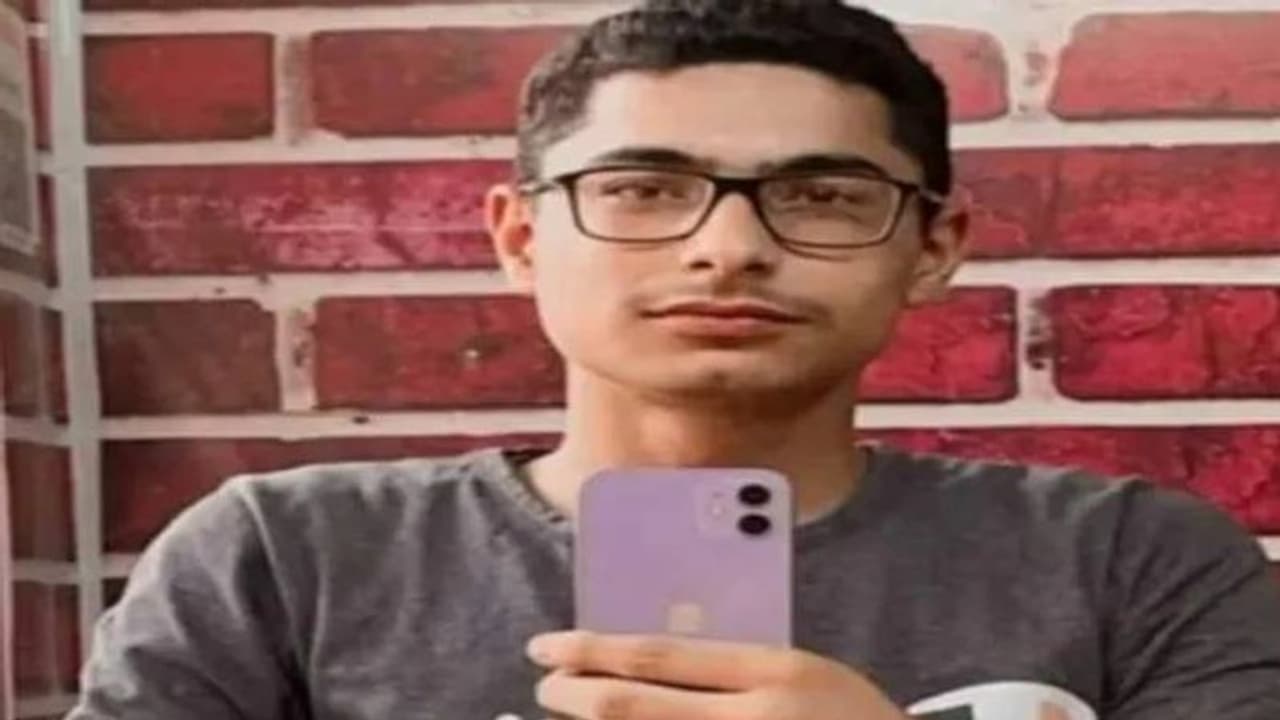 സോഷ്യൽ മീഡിയയിൽ സമ്പത്തിനെ കുറിച്ച് പോസ്റ്റ്, കോളേജ് വിദ്യാർത്ഥിയെ തട്ടിക്കൊണ്ടുപോയി... സോഷ്യൽ മീഡിയയിൽ സമ്പത്തിനെ കുറിച്ച് പോസ്റ്റ്, കോളേജ് വിദ്യാർത്ഥിയെ തട്ടിക്കൊണ്ടുപോയി...