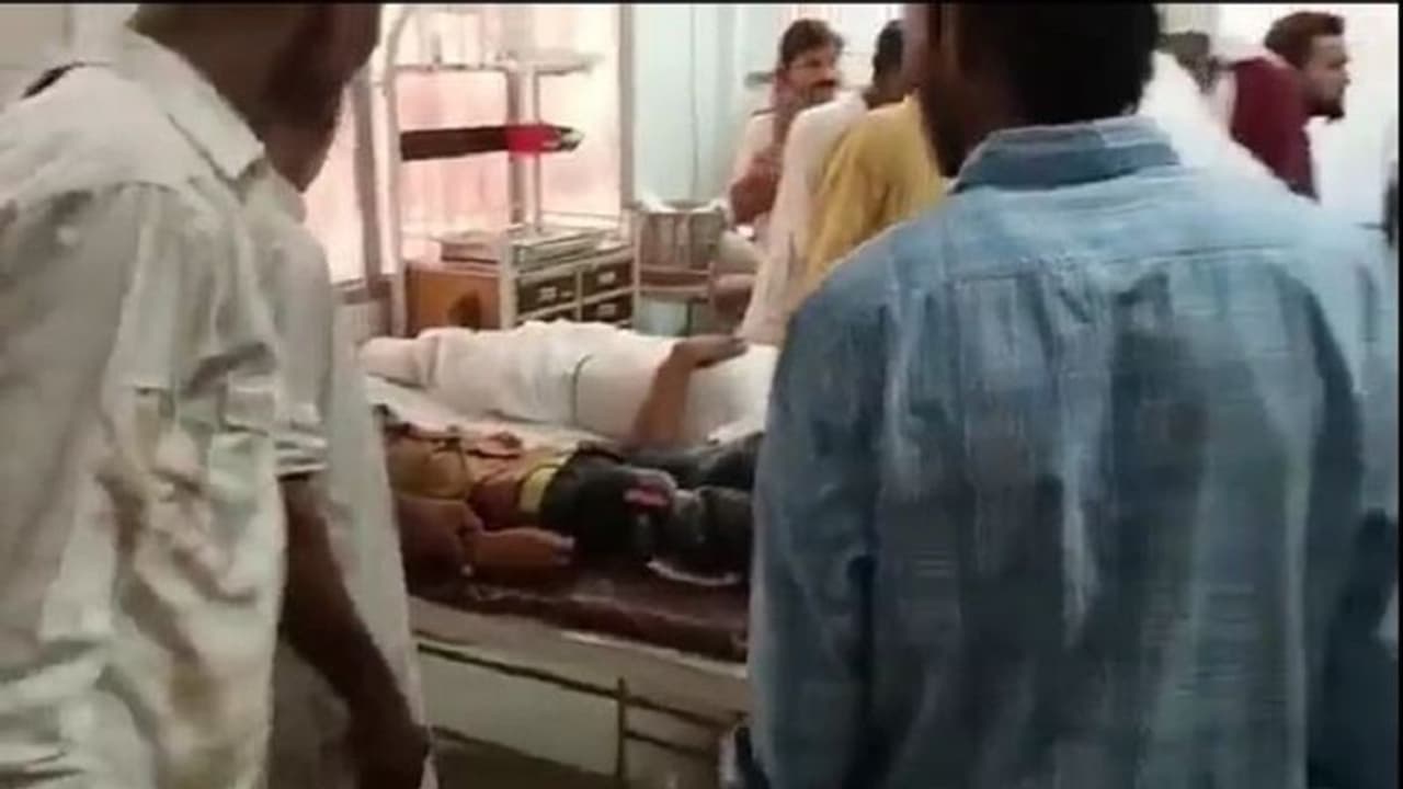 ईद की नमाज से वापस आते वक्त हुई फायरिंग और पथराव, पूर्व प्रधान के पक्ष पर लग रहा है आरोप ईद की नमाज से वापस आते वक्त हुई फायरिंग और पथराव, पूर्व प्रधान के पक्ष पर लग रहा है आरोप