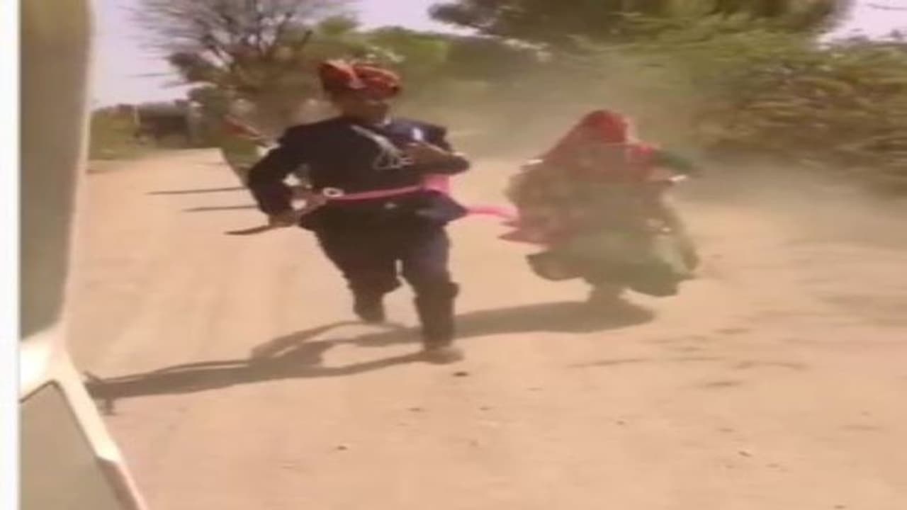 फेरे के बाद हुआ कुछ ऐसा दूल्हा दुल्हन ने लगा दी दौड़, लोग उन्हें पकड़ने के लिए पीछे दौड़े, देखिए वायरल वीडियो फेरे के बाद हुआ कुछ ऐसा दूल्हा दुल्हन ने लगा दी दौड़, लोग उन्हें पकड़ने के लिए पीछे दौड़े, देखिए वायरल वीडियो