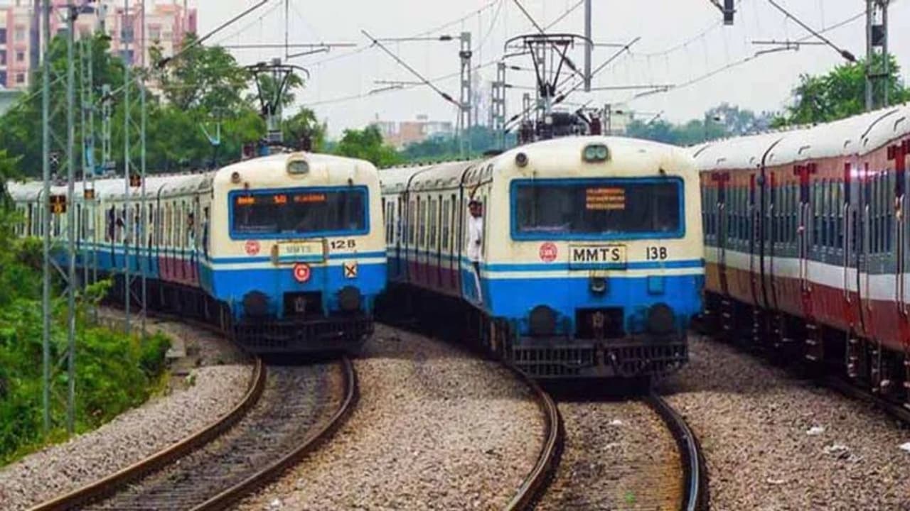 Hyderabad MMTS: హైదరాబాదీలకు గుడ్ న్యూస్.. MMTS ఛార్జీలు 50% తగ్గింపు.. Hyderabad MMTS: హైదరాబాదీలకు గుడ్ న్యూస్.. MMTS ఛార్జీలు 50% తగ్గింపు..
