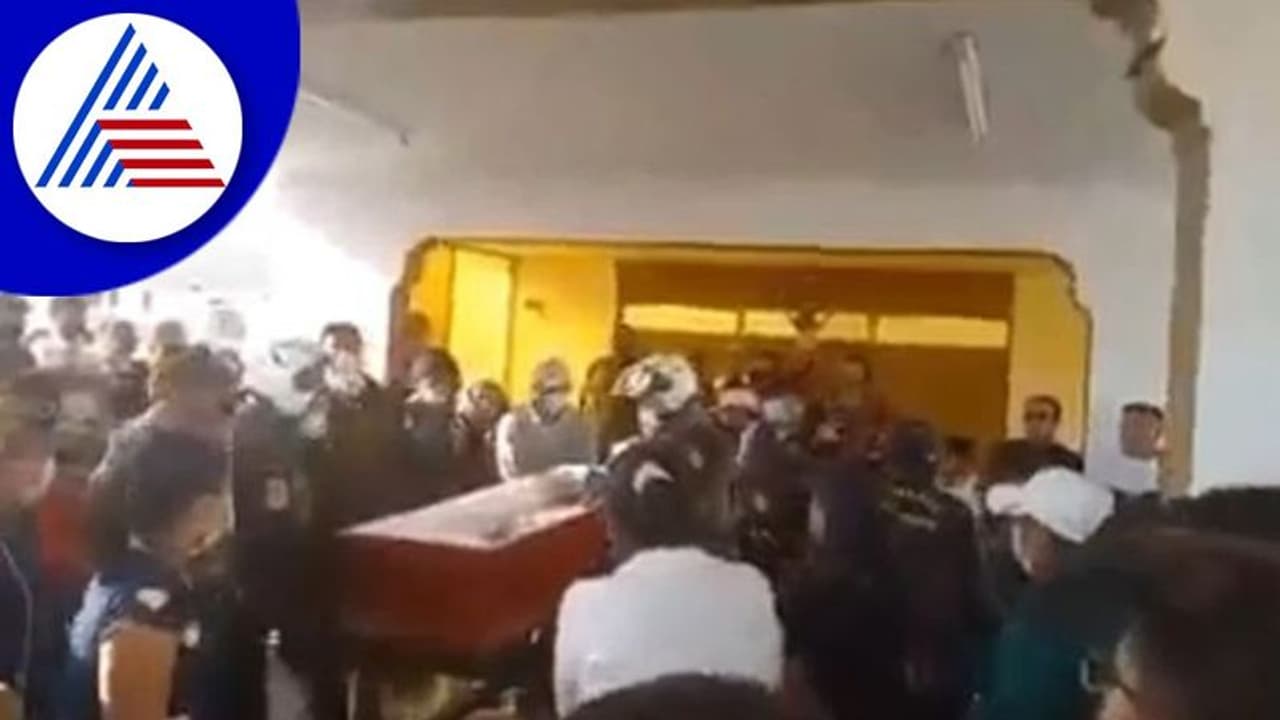 ಶವಯಾತ್ರೆ ವೇಳೆ ಪೆಟ್ಟಿಗೆಯೊಳಗಿಂದ ಟಕ್‌ ಟಕ್‌ ಸದ್ದು : ಪೆಟ್ಟಿಗೆ ತೆರೆದು ನೋಡಿದವರಿಗೆ ಶಾಕ್