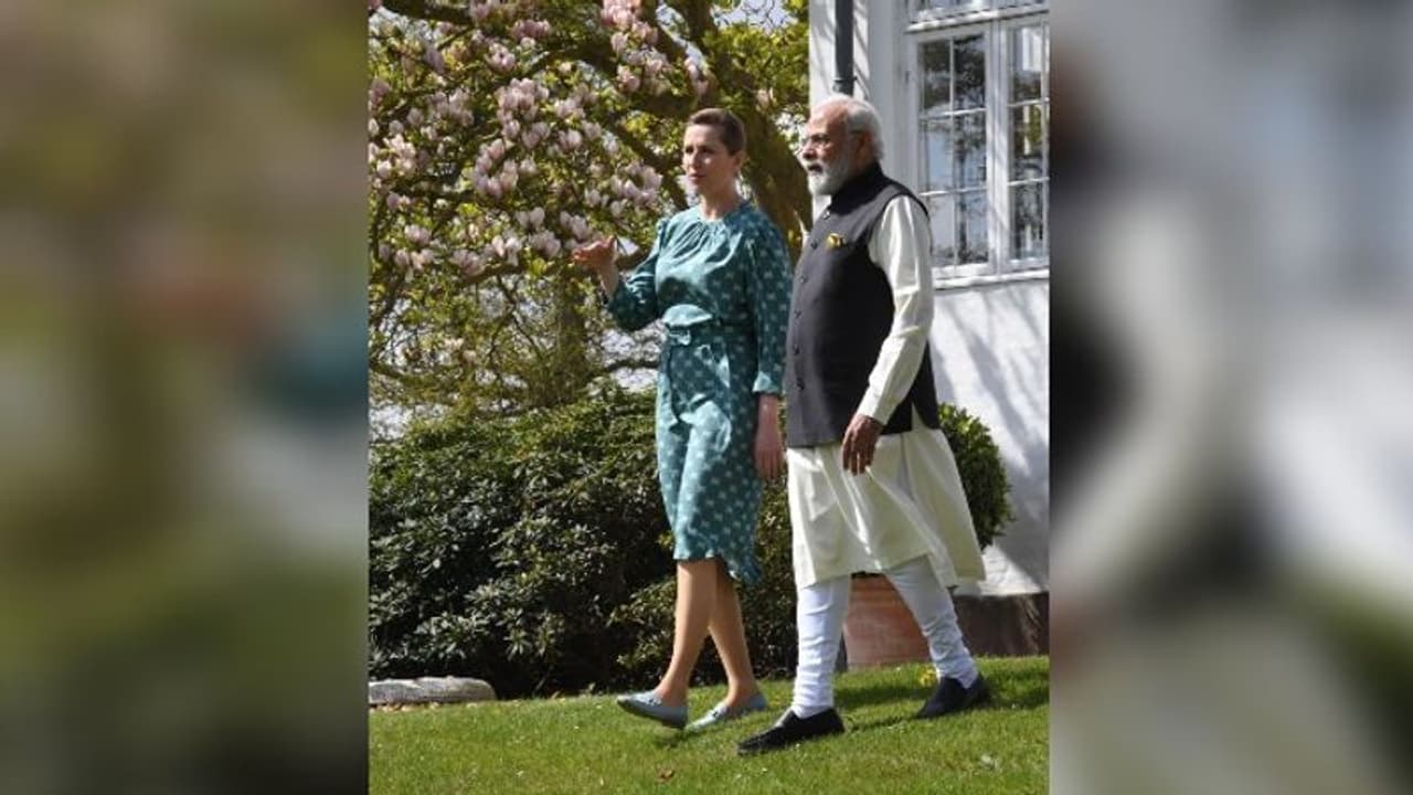 বন্ধুত্বের সৌজন্য, মোদীকে নিজের বাড়ি ঘুরিয়ে দেখালেন ডেনমার্কের প্রাইম মিনিস্টার বন্ধুত্বের সৌজন্য, মোদীকে নিজের বাড়ি ঘুরিয়ে দেখালেন ডেনমার্কের প্রাইম মিনিস্টার