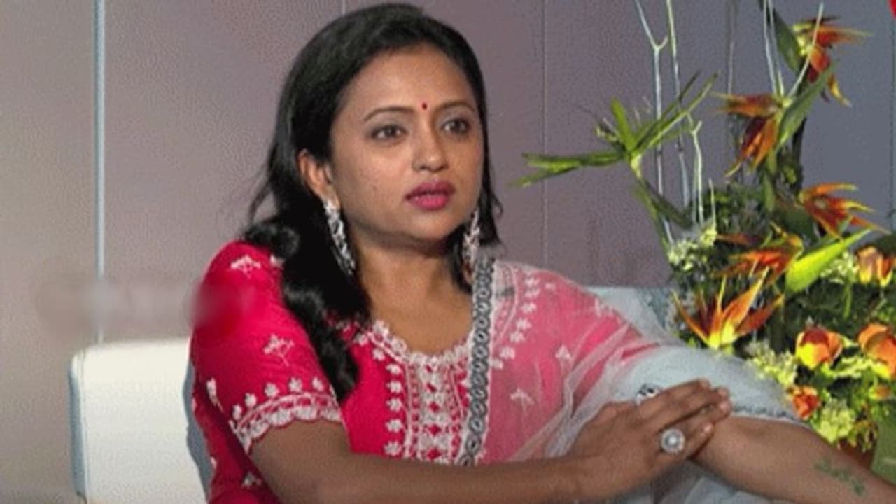 పాపులారిటీలో యాంకర్ సుమను వెనక్కి నెట్టిన ఆ ముగ్గురు బుల్లితెర స్టార్స్... టాప్ 5 వీరే! పాపులారిటీలో యాంకర్ సుమను వెనక్కి నెట్టిన ఆ ముగ్గురు బుల్లితెర స్టార్స్... టాప్ 5 వీరే!