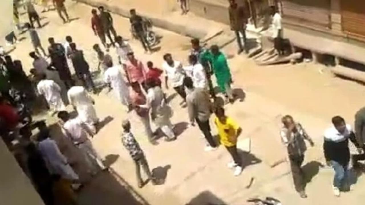 जोधपुर के बाद नागौर में हिंसाः ईद मनाने के दौरान आपस में भिड़े मुस्लिम समुदाय के लोग जोधपुर के बाद नागौर में हिंसाः ईद मनाने के दौरान आपस में भिड़े मुस्लिम समुदाय के लोग