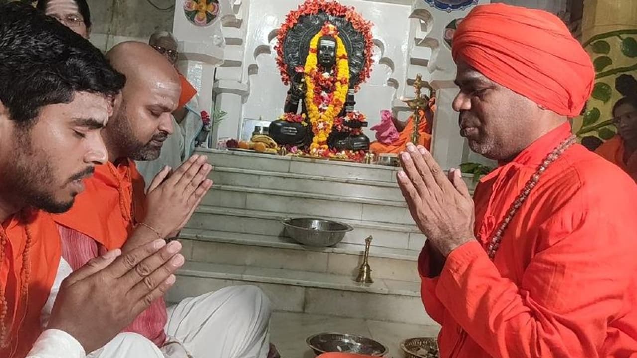 ಅಮೇರಿಕಾದಲ್ಲಿರುವ ಕನ್ನಡಿಗನಿಗೆ ಕೂಡಲಸಂಗಮದಲ್ಲಿ ಲಿಂಗದೀಕ್ಷೆ ಅಮೇರಿಕಾದಲ್ಲಿರುವ ಕನ್ನಡಿಗನಿಗೆ ಕೂಡಲಸಂಗಮದಲ್ಲಿ ಲಿಂಗದೀಕ್ಷೆ