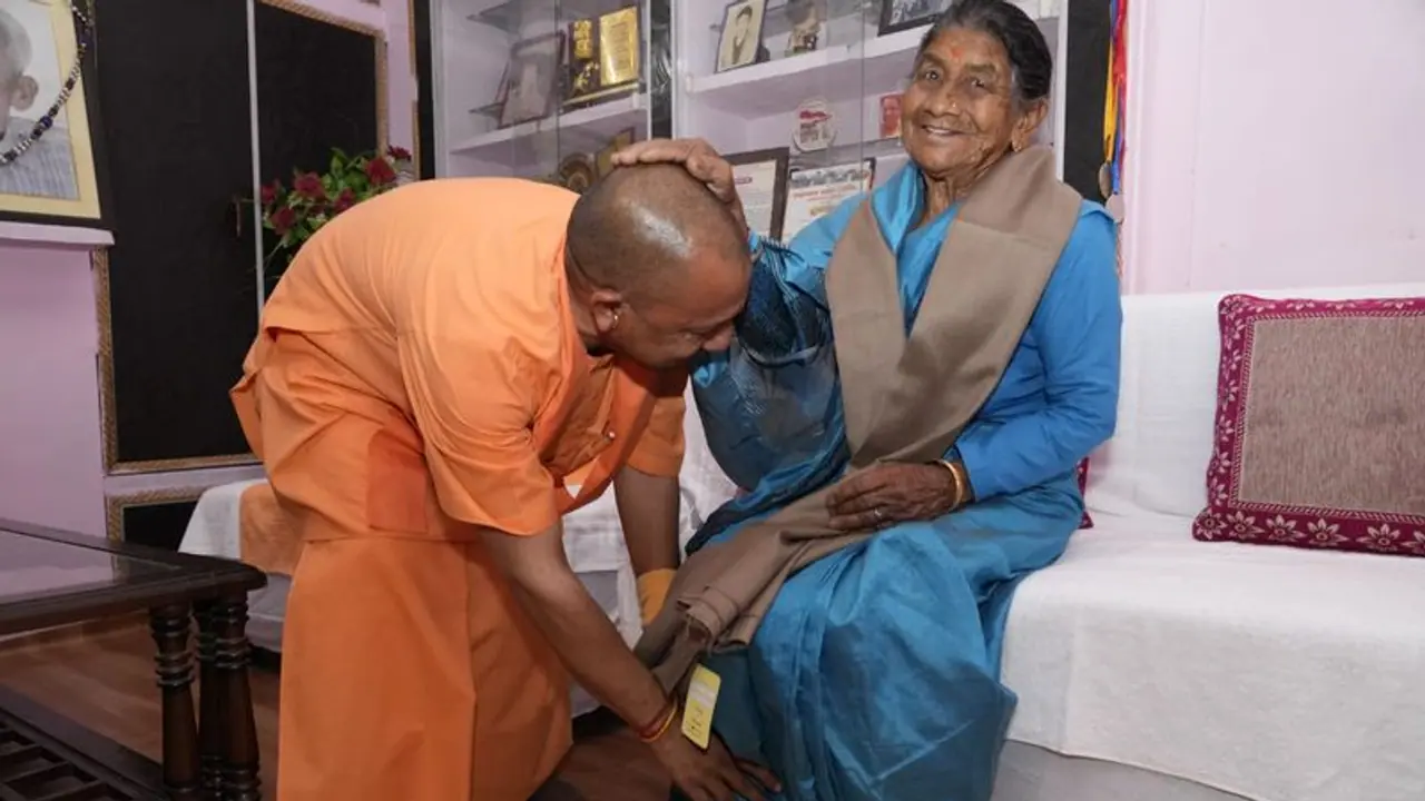 Yogi Meets Mother 28 ವರ್ಷದ ಬಳಿಕ ತಾಯಿ ಭೇಟಿ ಮಾಡಿ ಭಾವುಕರಾದ ಯೋಗಿ ಆದಿತ್ಯನಾಥ್! Yogi Meets Mother 28 ವರ್ಷದ ಬಳಿಕ ತಾಯಿ ಭೇಟಿ ಮಾಡಿ ಭಾವುಕರಾದ ಯೋಗಿ ಆದಿತ್ಯನಾಥ್!