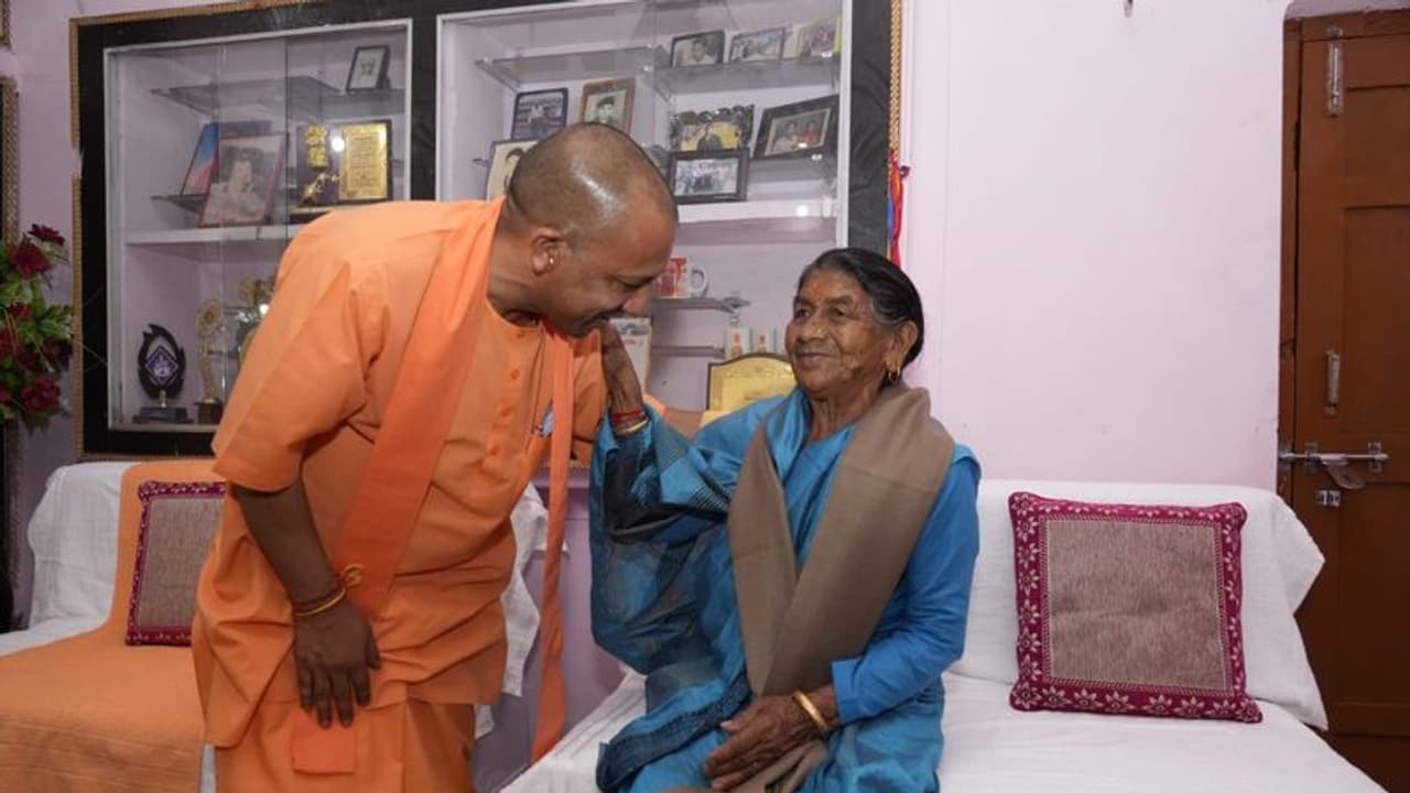 बर्थडे स्पेशल: गुरु की बात मानकर सीएम बन गए योगी आदित्यनाथ, जानिए मां और बहनोई की क्या थी इच्छा बर्थडे स्पेशल: गुरु की बात मानकर सीएम बन गए योगी आदित्यनाथ, जानिए मां और बहनोई की क्या थी इच्छा