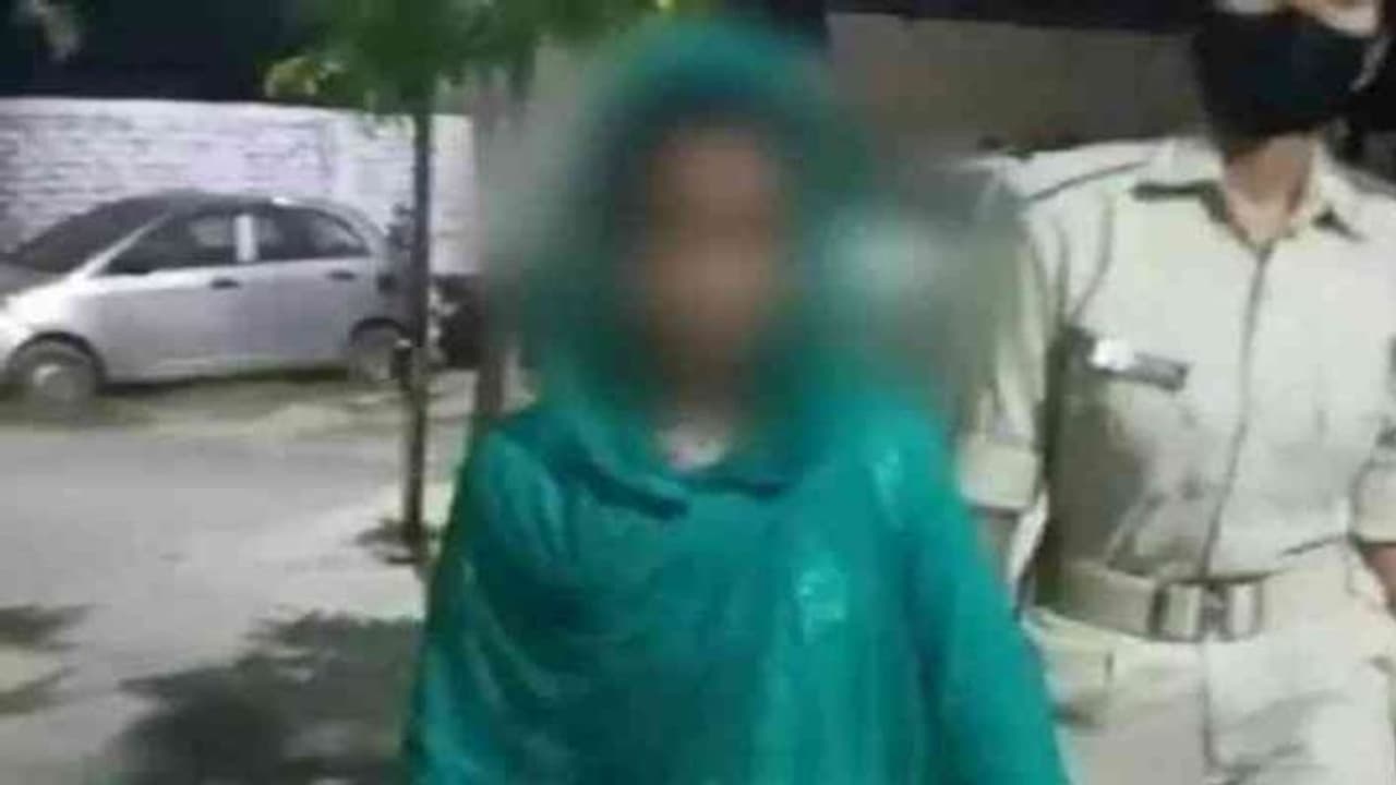 அடிப்பாவி.. உன்னை கொலை செஞ்சிட்டதா புருஷன் ஜெயிலில் இருக்கான்.. சத்தமில்லாமல் காதலனோடு ஜாலியாக இருந்த மனைவி.!