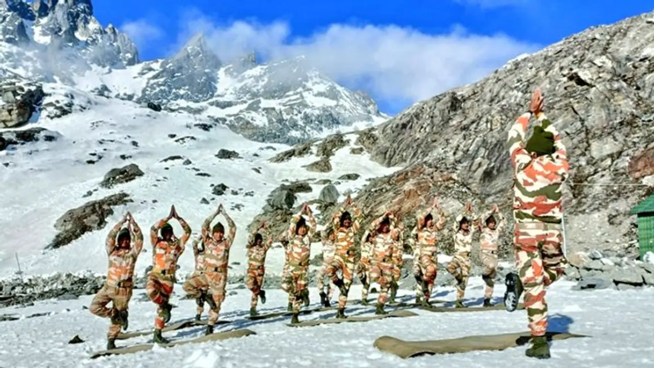 ITBP के हिमवीरों ने 17000 फीट की ऊंचाई पर किया योगा, दिखाया भारतीय जवानों का हौसला, देखें वीडियो फोटोज ITBP के हिमवीरों ने 17000 फीट की ऊंचाई पर किया योगा, दिखाया भारतीय जवानों का हौसला, देखें वीडियो फोटोज