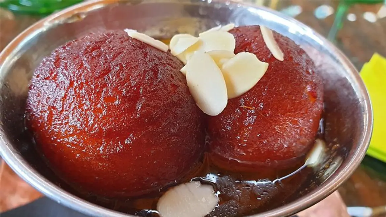 क्या आप भी चाहते है बिना घी में तले गुलाब जामुन खाना, तो एक बार जरूर ट्राई करें ये आइडिया, देखें वायरल वीडियो क्या आप भी चाहते है बिना घी में तले गुलाब जामुन खाना, तो एक बार जरूर ट्राई करें ये आइडिया, देखें वायरल वीडियो