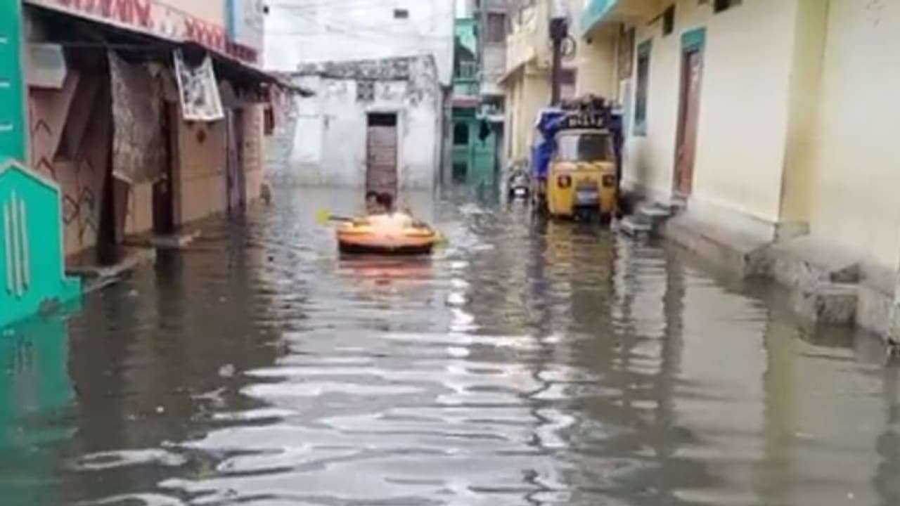 Hyderabad Rains: హైదరాబాద్లో వర్ష బీభత్సం.. పాతబస్తీలో బోట్ల వినియోగం.. జలదిగ్భంధంలో పలు కాలనీలు Hyderabad Rains: హైదరాబాద్లో వర్ష బీభత్సం.. పాతబస్తీలో బోట్ల వినియోగం.. జలదిగ్భంధంలో పలు కాలనీలు