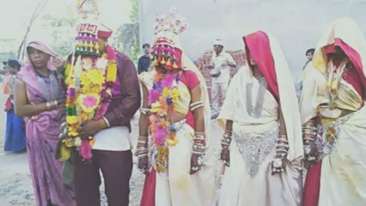 சினிமாவை மிஞ்சிய நிஜம்.. ஒரே நேரத்தில் 3 பேரை திருமணம் செய்து காதல் மன்னன்..! சினிமாவை மிஞ்சிய நிஜம்.. ஒரே நேரத்தில் 3 பேரை திருமணம் செய்து காதல் மன்னன்..!