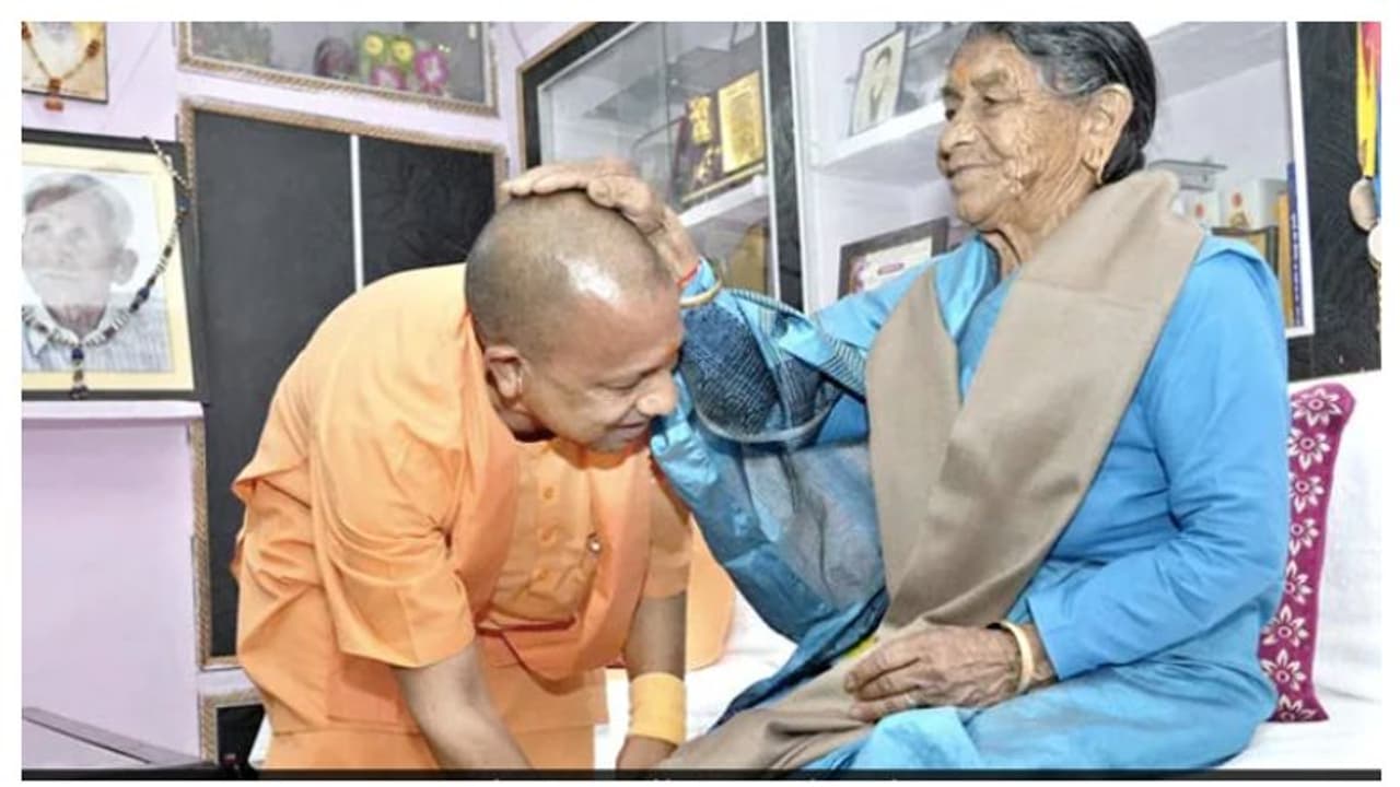 മുഖ്യമന്ത്രിയായതിന് ശേഷം ആദ്യമായി അമ്മയെ സന്ദർശിച്ച് യോഗി ആദിത്യനാഥ് മുഖ്യമന്ത്രിയായതിന് ശേഷം ആദ്യമായി അമ്മയെ സന്ദർശിച്ച് യോഗി ആദിത്യനാഥ്