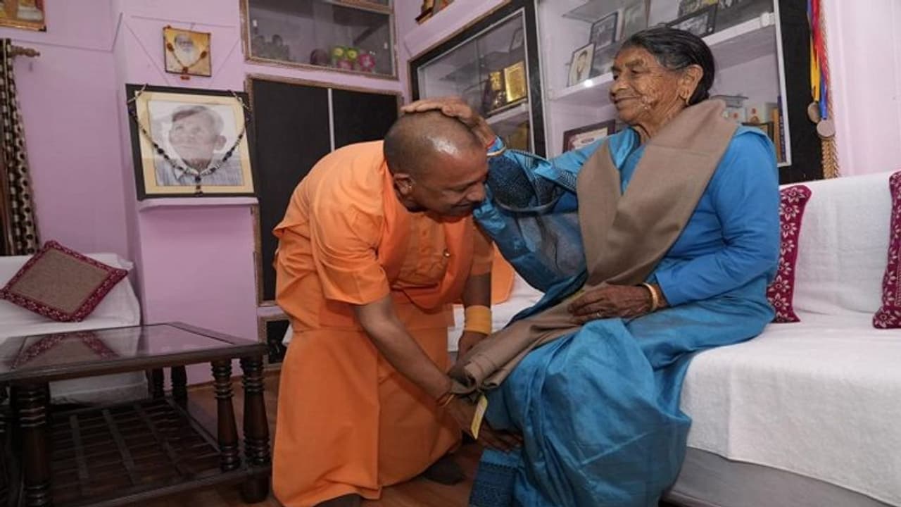 योगी आदित्यनाथ को बचपन में इस शख्स से खानी पड़ती थी खूब डांट, जानिए क्या था कारण योगी आदित्यनाथ को बचपन में इस शख्स से खानी पड़ती थी खूब डांट, जानिए क्या था कारण