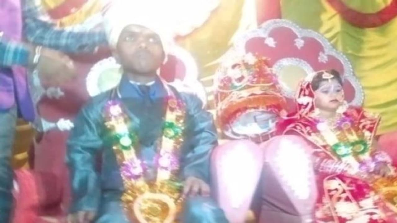 गजब जोड़ी! 36 इंच के मुन्ना को मिली 34 इंच की ममता, शादी देखने बिन बुलाए पहुंचे हजारों मेहमान गजब जोड़ी! 36 इंच के मुन्ना को मिली 34 इंच की ममता, शादी देखने बिन बुलाए पहुंचे हजारों मेहमान