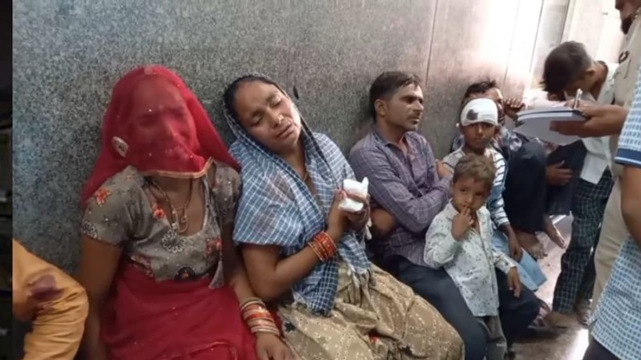 राजस्थान के बीकानेर में दर्दनाक एक्सीडेंट: सड़क पर बिखर गए लाशों के चीथड़े, चीखते रह गए मासूम बच्चे भी राजस्थान के बीकानेर में दर्दनाक एक्सीडेंट: सड़क पर बिखर गए लाशों के चीथड़े, चीखते रह गए मासूम बच्चे भी