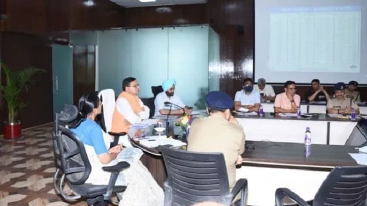 सीएम धामी अपने कार्यालय में चाहते है बदलाव, मूल विभागों में होगी कर्मचारियों की विदाई सीएम धामी अपने कार्यालय में चाहते है बदलाव, मूल विभागों में होगी कर्मचारियों की विदाई