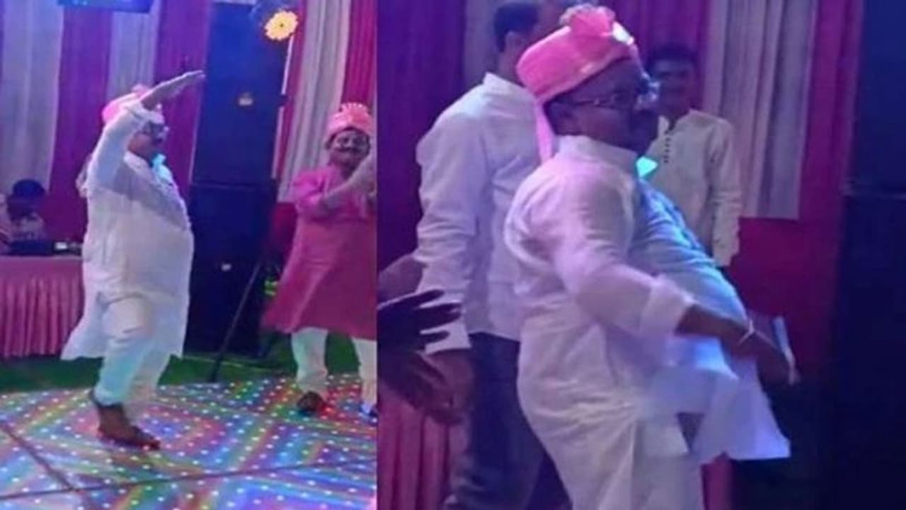 ट्रेन में अंडरवियर पहनकर घूमने वाले JDU विधायक का गजब का डांस, ऐसे ऐसे मूव्स कि हर कोई हैरान, देखें Video ट्रेन में अंडरवियर पहनकर घूमने वाले JDU विधायक का गजब का डांस, ऐसे ऐसे मूव्स कि हर कोई हैरान, देखें Video