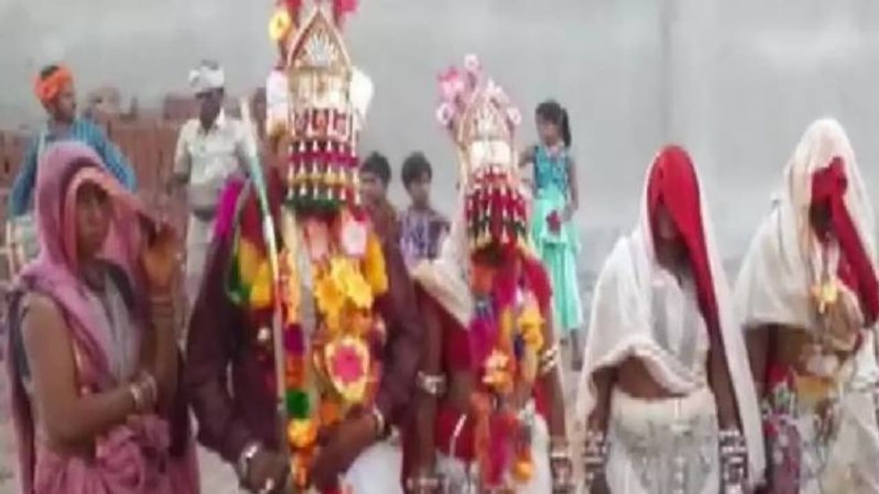 മൂന്ന് കാമുകിമാർക്കൊപ്പം 15 വർഷങ്ങളായി താമസം, ഒടുവിൽ ഒരേപന്തലിൽ വിവാഹം മൂന്ന് കാമുകിമാർക്കൊപ്പം 15 വർഷങ്ങളായി താമസം, ഒടുവിൽ ഒരേപന്തലിൽ വിവാഹം