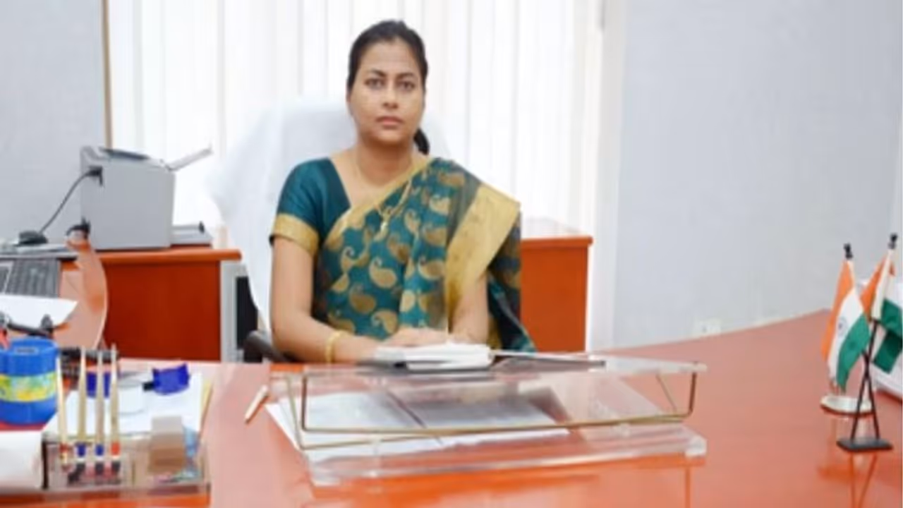 भ्रष्टाचार के खिलाफ सीएम योगी आदित्यनाथ ने लिया बड़ा एक्शन, गाजियाबाद की पूर्व डीएम निधि केसरवानी सस्पेंड भ्रष्टाचार के खिलाफ सीएम योगी आदित्यनाथ ने लिया बड़ा एक्शन, गाजियाबाद की पूर्व डीएम निधि केसरवानी सस्पेंड