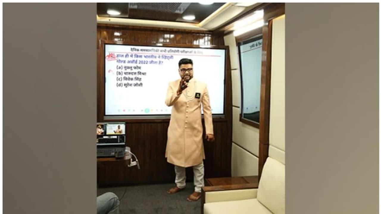 വരന്റെ വേഷത്തിൽ ഓൺലൈൻ ക്ലാസിൽ അധ്യാപകൻ; അഭിനന്ദിച്ച് സോഷ്യൽ മീഡിയ; കാരണമിതാണ്... വരന്റെ വേഷത്തിൽ ഓൺലൈൻ ക്ലാസിൽ അധ്യാപകൻ; അഭിനന്ദിച്ച് സോഷ്യൽ മീഡിയ; കാരണമിതാണ്...