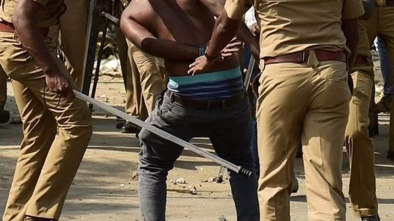 ஓசியில் இடியாப்பம் தராததால் ஆத்திரம்.. இளைஞர்கள் மீது பொய் கேஸ்.. போலீஸ் Inspector கோவலமான காரியம். ஓசியில் இடியாப்பம் தராததால் ஆத்திரம்.. இளைஞர்கள் மீது பொய் கேஸ்.. போலீஸ் Inspector கோவலமான காரியம்.