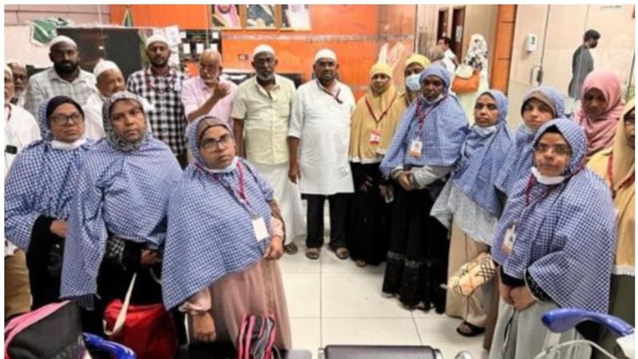 മലയാളി ഉംറ തീര്ത്ഥാടകര് ജിദ്ദ എയര്പോര്ട്ടില് കുടുങ്ങി മലയാളി ഉംറ തീര്ത്ഥാടകര് ജിദ്ദ എയര്പോര്ട്ടില് കുടുങ്ങി