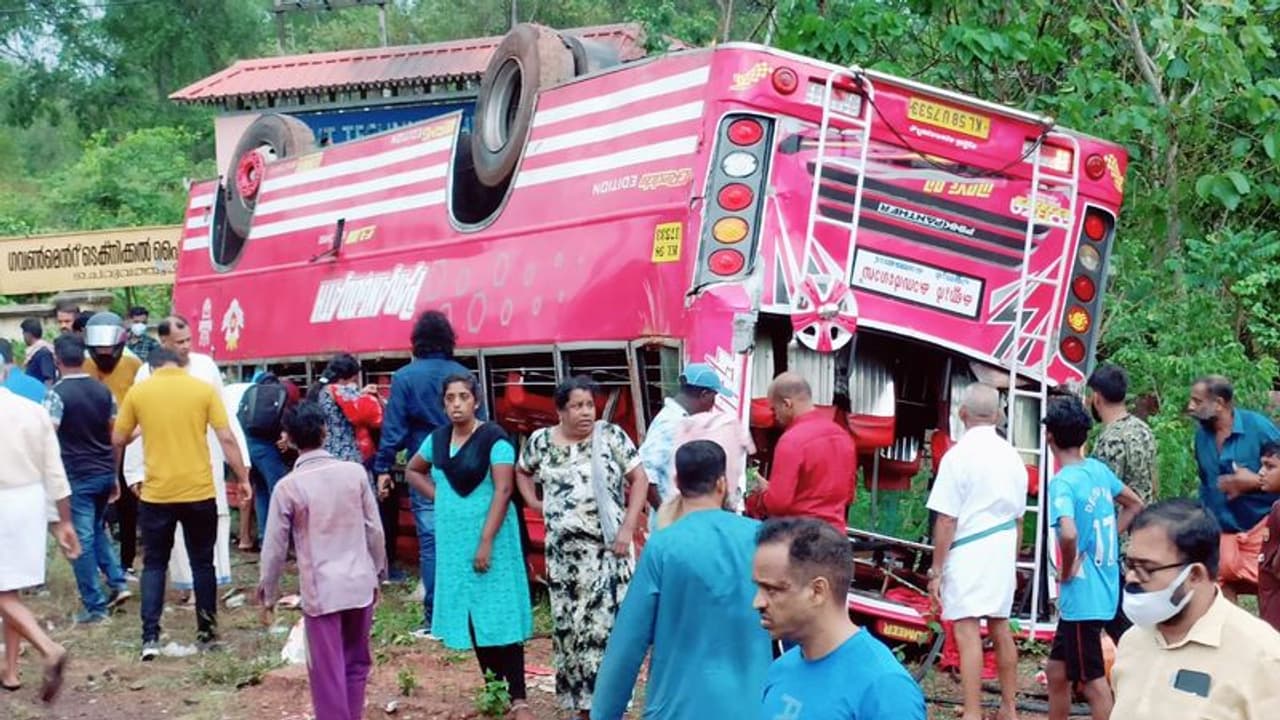 ఒడిశాలో టూరిస్ట్ బస్సు బోల్తా... ఆరుగురు దుర్మరణం, 30మందికి తీవ్ర గాయాలు ఒడిశాలో టూరిస్ట్ బస్సు బోల్తా... ఆరుగురు దుర్మరణం, 30మందికి తీవ్ర గాయాలు