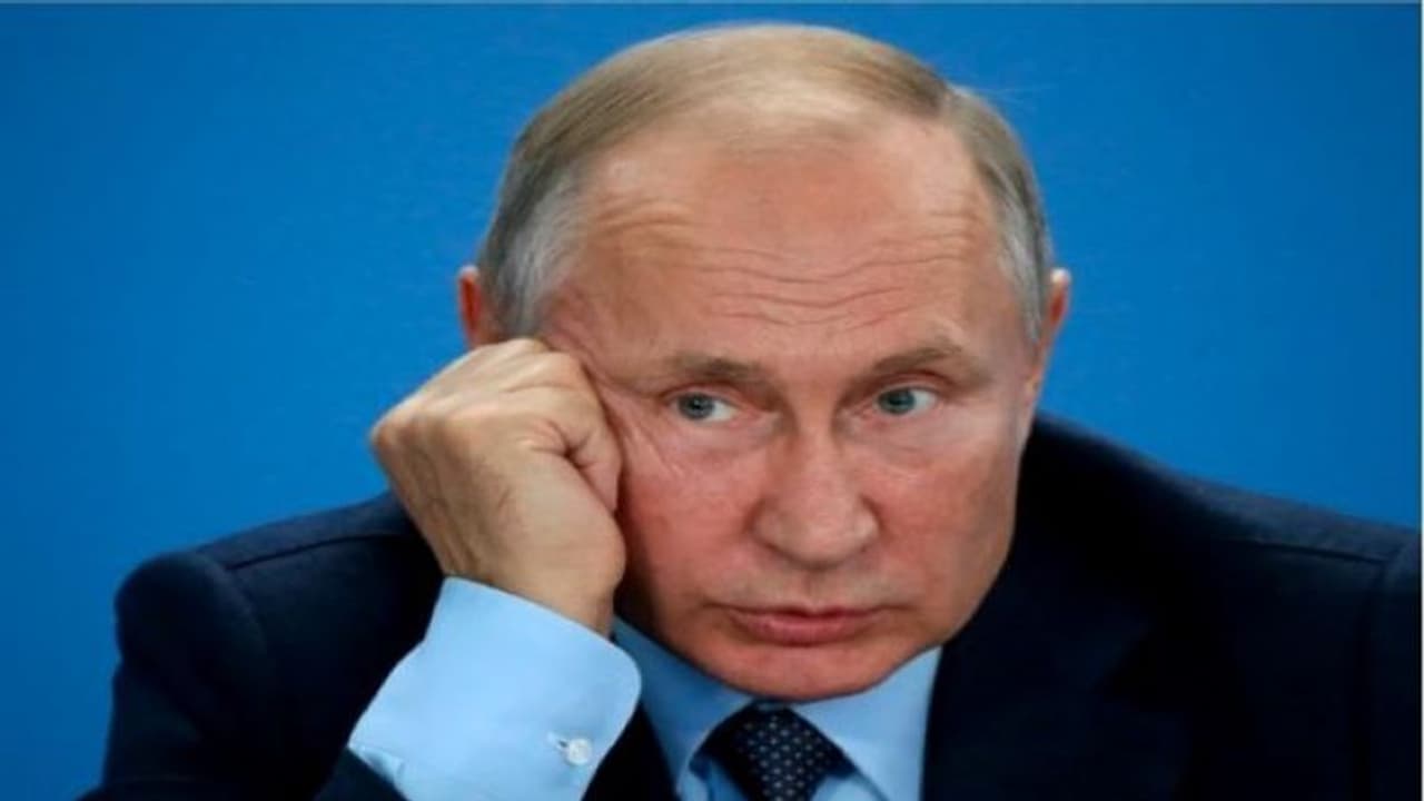 விளாடிமிர் புதின் இப்படித் தான் இருக்கிறார்...விரைவில் மாற்றம் வரும்.. பகீர் கிளப்பிய உக்ரைன் ராணுவ ஜெனரல்..! விளாடிமிர் புதின் இப்படித் தான் இருக்கிறார்...விரைவில் மாற்றம் வரும்.. பகீர் கிளப்பிய உக்ரைன் ராணுவ ஜெனரல்..!