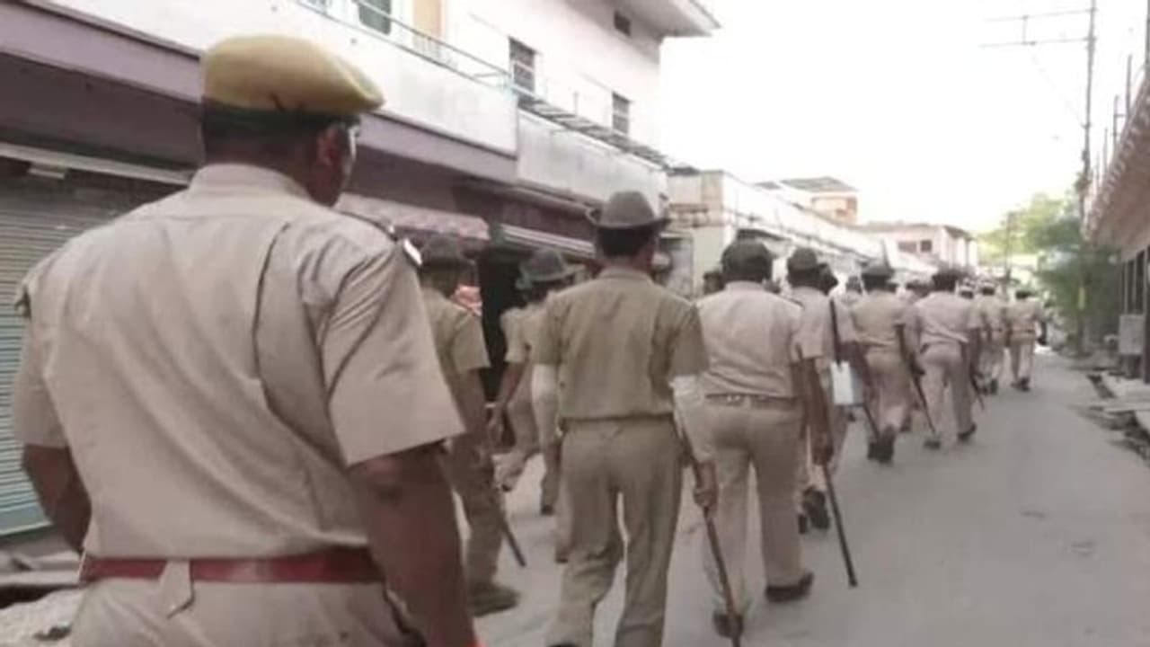 जोधपुर में खौफ और सन्नाटा: खिड़की से झांक रहे बच्चे, सिर्फ खाकी वर्दी दिख रही, अब तक 141 लोग गिरफ्तार जोधपुर में खौफ और सन्नाटा: खिड़की से झांक रहे बच्चे, सिर्फ खाकी वर्दी दिख रही, अब तक 141 लोग गिरफ्तार