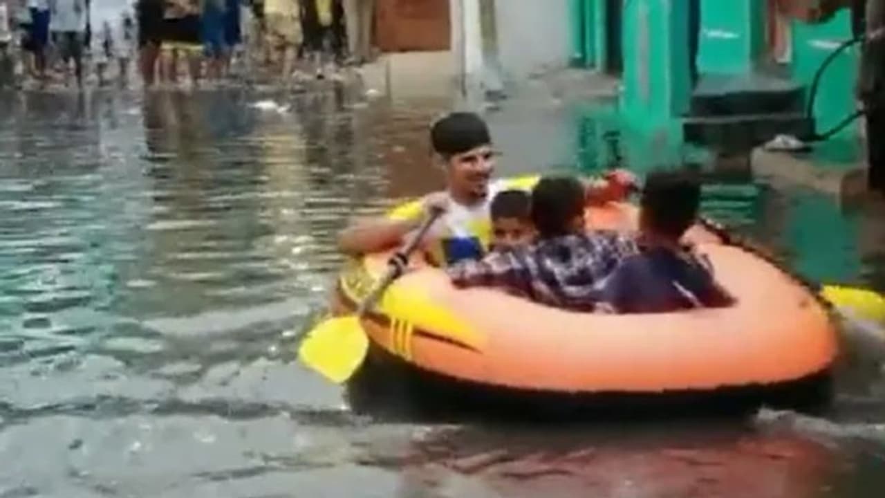 ഉഷ്ണതരംഗത്തിൽനിന്ന് ആശ്വാസമായി തെലങ്കാനയിൽ മഴ, റോഡിൽ വെള്ളക്കെട്ട്, റബ്ബർ ബോട്ടിൽ ജനങ്ങൾ ഉഷ്ണതരംഗത്തിൽനിന്ന് ആശ്വാസമായി തെലങ്കാനയിൽ മഴ, റോഡിൽ വെള്ളക്കെട്ട്, റബ്ബർ ബോട്ടിൽ ജനങ്ങൾ