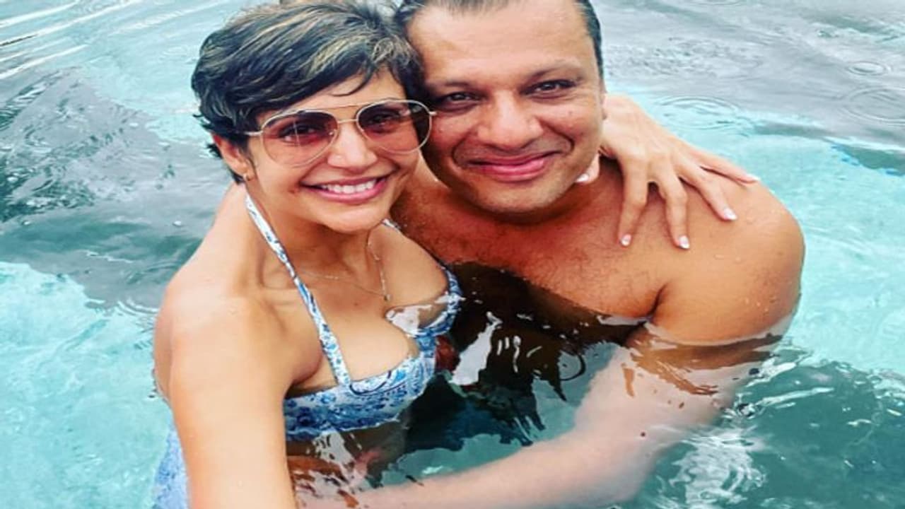 दोस्त संग पूल में मस्ती करती दिखीं मंदिरा बेदी, एक तस्वीर देख आप बोल उठेंगे ये क्या हो रहा है